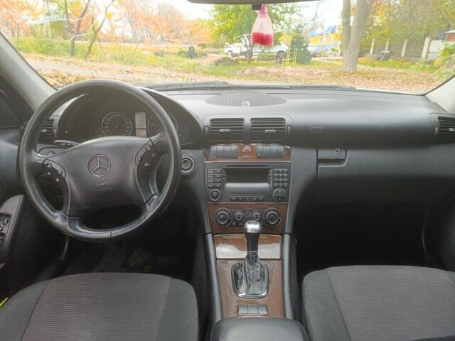 Серый Мерседес Ц-Класс, объемом двигателя 2.2 л и пробегом 340 тыс. км за 5600 $, фото 5 на Automoto.ua