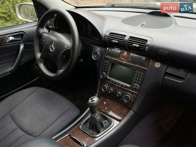 Серый Мерседес Ц-Класс, объемом двигателя 2.15 л и пробегом 470 тыс. км за 4950 $, фото 12 на Automoto.ua