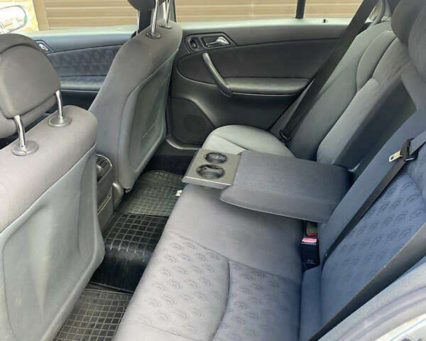 Серый Мерседес Ц-Класс, объемом двигателя 2.2 л и пробегом 448 тыс. км за 3700 $, фото 8 на Automoto.ua