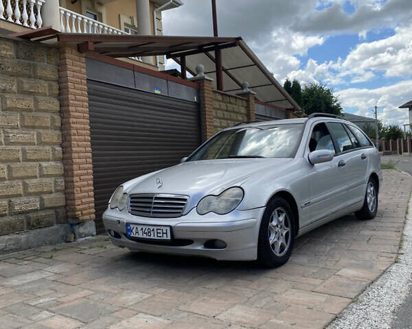 Серый Мерседес Ц-Класс, объемом двигателя 2.2 л и пробегом 448 тыс. км за 3700 $, фото 1 на Automoto.ua