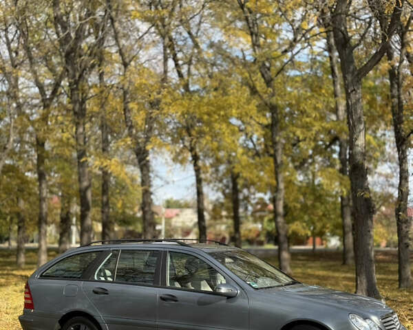 Сірий Мерседес Ц-Клас, об'ємом двигуна 2.15 л та пробігом 315 тис. км за 6100 $, фото 8 на Automoto.ua