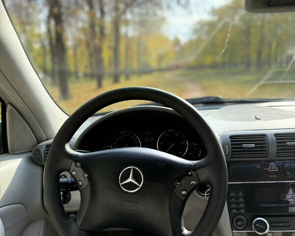 Сірий Мерседес Ц-Клас, об'ємом двигуна 2.15 л та пробігом 315 тис. км за 6100 $, фото 17 на Automoto.ua