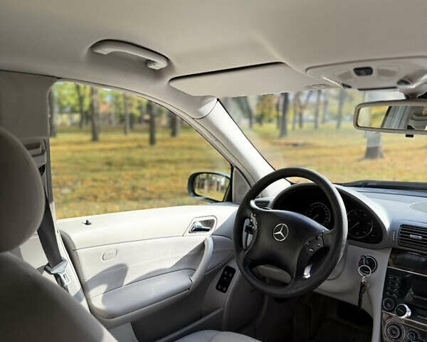 Сірий Мерседес Ц-Клас, об'ємом двигуна 2.15 л та пробігом 315 тис. км за 6100 $, фото 18 на Automoto.ua