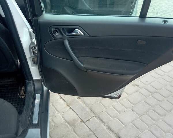 Сірий Мерседес Ц-Клас, об'ємом двигуна 1.8 л та пробігом 250 тис. км за 6300 $, фото 20 на Automoto.ua