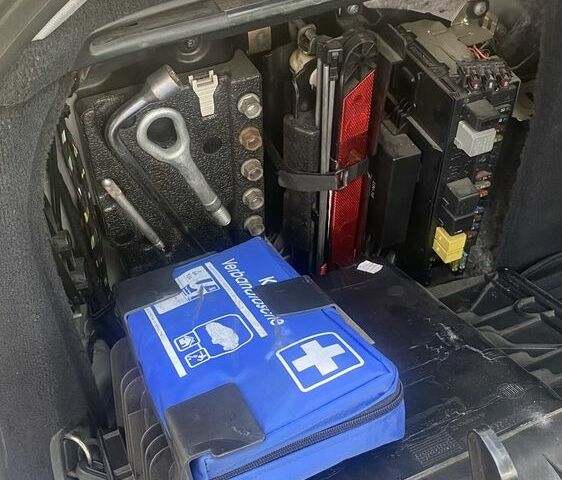 Серый Мерседес Ц-Класс, объемом двигателя 1.8 л и пробегом 360 тыс. км за 5500 $, фото 5 на Automoto.ua