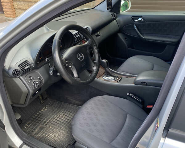 Серый Мерседес Ц-Класс, объемом двигателя 2.2 л и пробегом 448 тыс. км за 3700 $, фото 7 на Automoto.ua