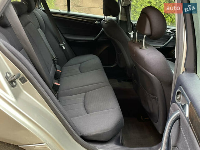 Серый Мерседес Ц-Класс, объемом двигателя 2.15 л и пробегом 470 тыс. км за 4950 $, фото 19 на Automoto.ua