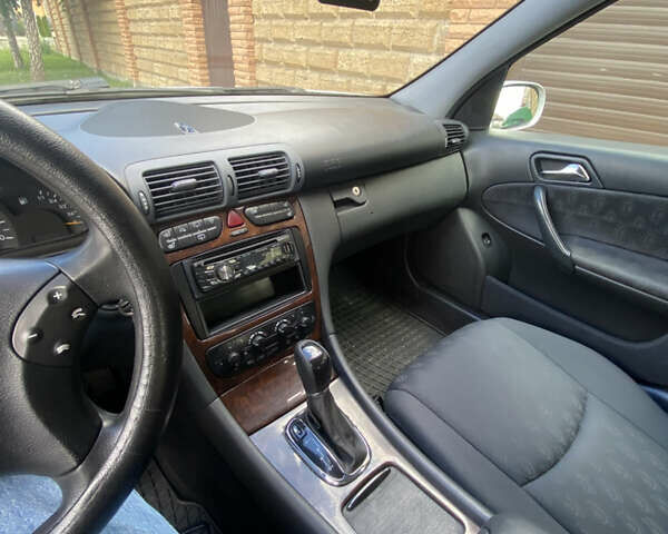 Серый Мерседес Ц-Класс, объемом двигателя 2.2 л и пробегом 448 тыс. км за 3700 $, фото 6 на Automoto.ua