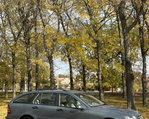 Сірий Мерседес Ц-Клас, об'ємом двигуна 2.15 л та пробігом 315 тис. км за 6100 $, фото 9 на Automoto.ua