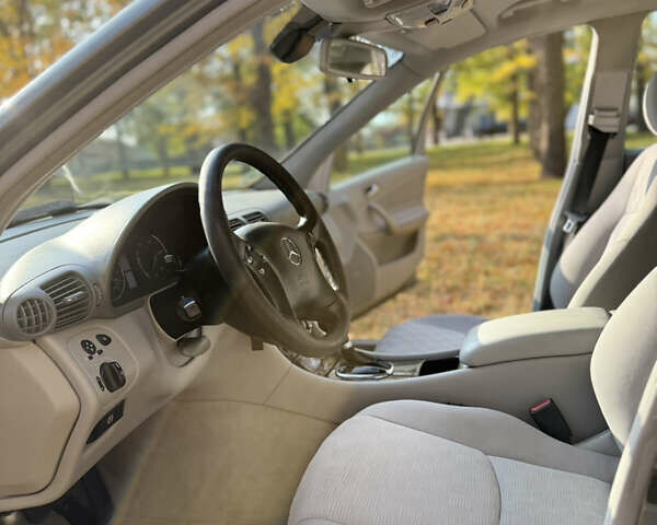 Сірий Мерседес Ц-Клас, об'ємом двигуна 2.15 л та пробігом 315 тис. км за 6100 $, фото 32 на Automoto.ua