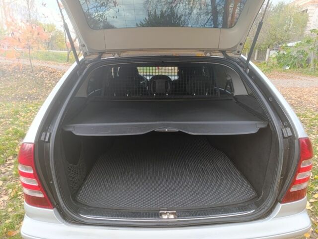 Серый Мерседес Ц-Класс, объемом двигателя 2.2 л и пробегом 340 тыс. км за 5600 $, фото 6 на Automoto.ua