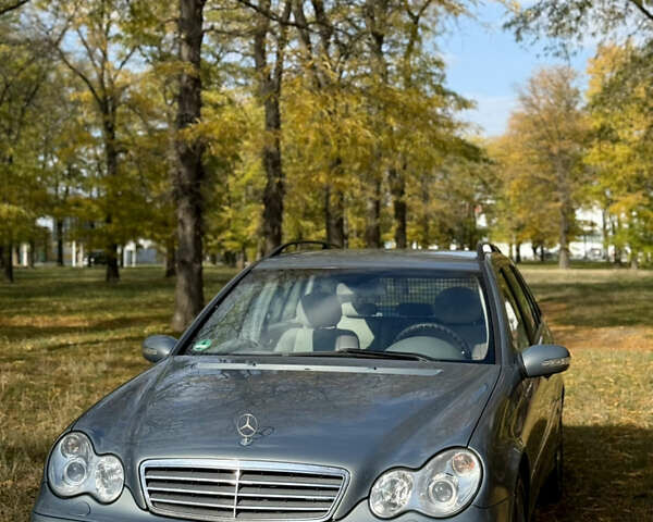 Сірий Мерседес Ц-Клас, об'ємом двигуна 2.15 л та пробігом 315 тис. км за 6100 $, фото 1 на Automoto.ua
