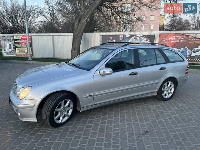 Мерседес Ц-Класс 2005 в Кропивницком (Кировограде) на Automoto.ua Серый Мерседес Ц-Класс, объемом двигателя 1.8 л и пробегом 300 тыс. км за 7000 $, фото 2 на Automoto.ua