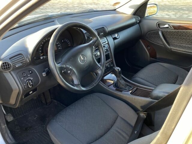 Серый Мерседес Ц-Класс, объемом двигателя 2.2 л и пробегом 300 тыс. км за 2600 $, фото 4 на Automoto.ua