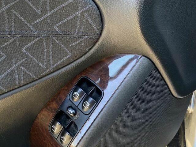 Серый Мерседес Ц-Класс, объемом двигателя 2.2 л и пробегом 300 тыс. км за 2600 $, фото 5 на Automoto.ua