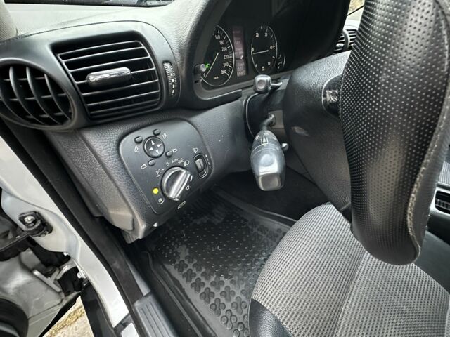 Серый Мерседес Ц-Класс, объемом двигателя 2.2 л и пробегом 280 тыс. км за 3600 $, фото 8 на Automoto.ua