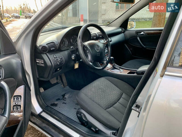 Сірий Мерседес Ц-Клас, об'ємом двигуна 2.2 л та пробігом 258 тис. км за 4600 $, фото 4 на Automoto.ua
