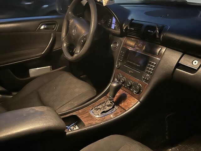 Серый Мерседес Ц-Класс, объемом двигателя 2.2 л и пробегом 324 тыс. км за 2750 $, фото 3 на Automoto.ua