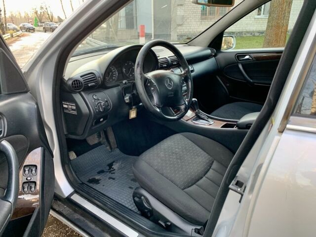 Серый Мерседес Ц-Класс, объемом двигателя 2.1 л и пробегом 258 тыс. км за 4600 $, фото 4 на Automoto.ua