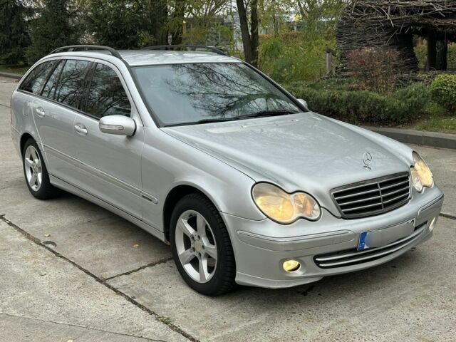 Серый Мерседес Ц-Класс, объемом двигателя 2.2 л и пробегом 280 тыс. км за 3600 $, фото 3 на Automoto.ua