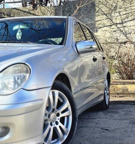 Серый Мерседес Ц-Класс, объемом двигателя 2.15 л и пробегом 310 тыс. км за 5000 $, фото 2 на Automoto.ua