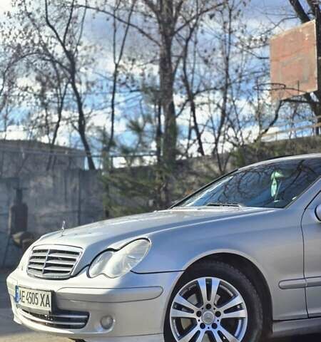 Серый Мерседес Ц-Класс, объемом двигателя 2.15 л и пробегом 310 тыс. км за 5000 $, фото 1 на Automoto.ua