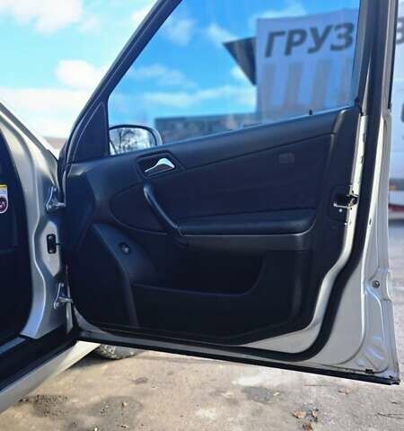 Серый Мерседес Ц-Класс, объемом двигателя 2.15 л и пробегом 310 тыс. км за 5000 $, фото 11 на Automoto.ua