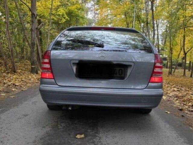 Серый Мерседес Ц-Класс, объемом двигателя 2.2 л и пробегом 324 тыс. км за 2750 $, фото 2 на Automoto.ua