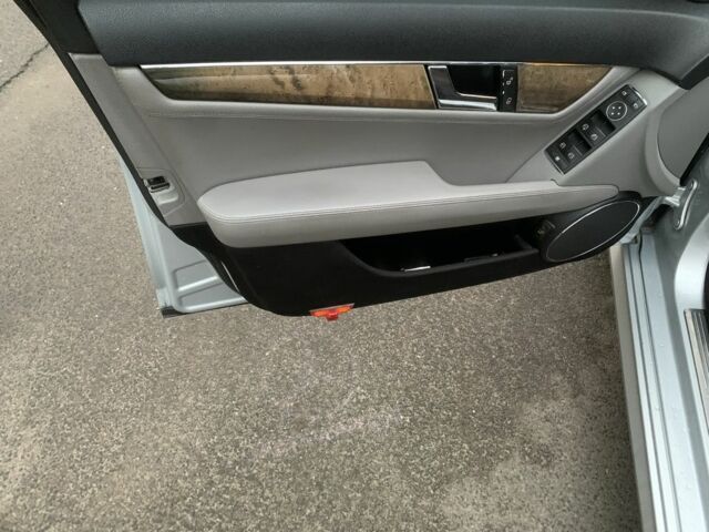 Серый Мерседес Ц-Класс, объемом двигателя 2.1 л и пробегом 294 тыс. км за 9100 $, фото 11 на Automoto.ua