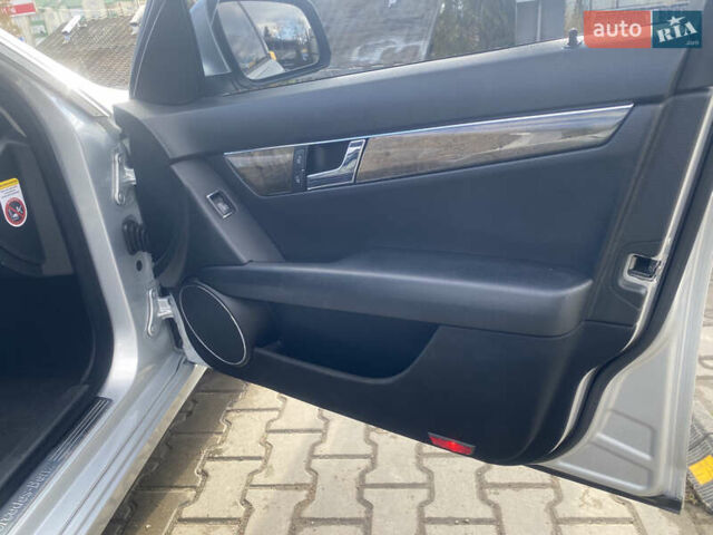 Сірий Мерседес Ц-Клас, об'ємом двигуна 2.15 л та пробігом 355 тис. км за 7599 $, фото 14 на Automoto.ua