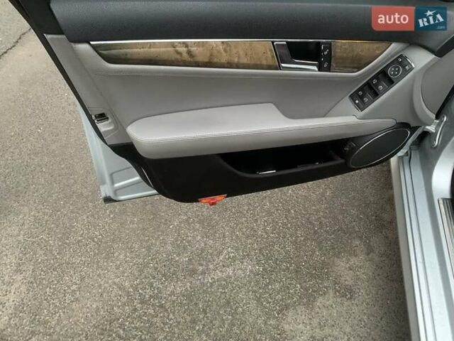 Серый Мерседес Ц-Класс, объемом двигателя 2.1 л и пробегом 294 тыс. км за 8900 $, фото 10 на Automoto.ua