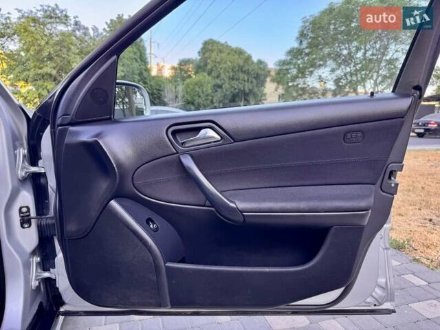 Сірий Мерседес Ц-Клас, об'ємом двигуна 2.15 л та пробігом 236 тис. км за 6400 $, фото 60 на Automoto.ua