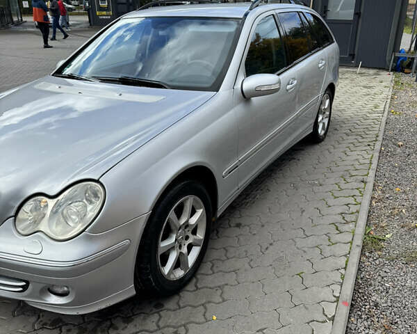 Сірий Мерседес Ц-Клас, об'ємом двигуна 2.1 л та пробігом 300 тис. км за 5200 $, фото 1 на Automoto.ua