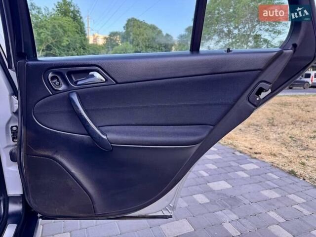 Сірий Мерседес Ц-Клас, об'ємом двигуна 2.15 л та пробігом 236 тис. км за 6400 $, фото 39 на Automoto.ua