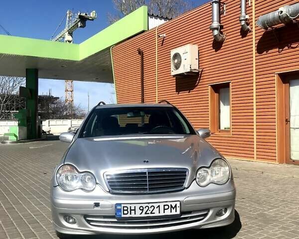 Серый Мерседес Ц-Класс, объемом двигателя 2.2 л и пробегом 250 тыс. км за 6500 $, фото 1 на Automoto.ua