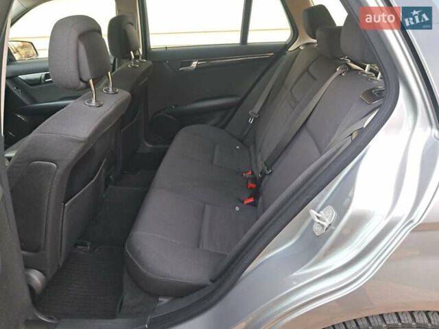 Серый Мерседес Ц-Класс, объемом двигателя 2.2 л и пробегом 357 тыс. км за 8250 $, фото 55 на Automoto.ua