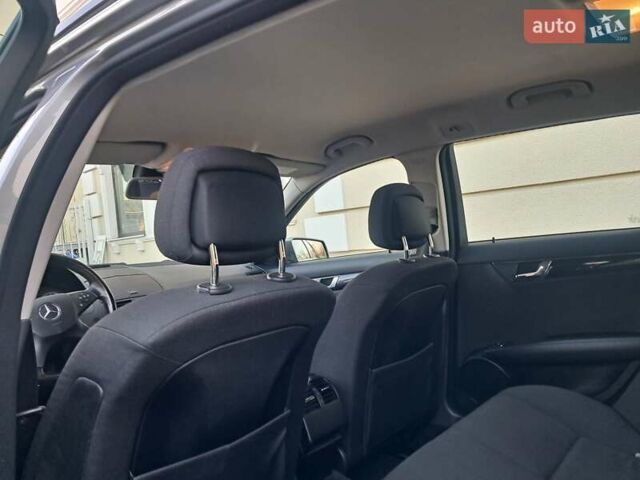 Серый Мерседес Ц-Класс, объемом двигателя 2.2 л и пробегом 357 тыс. км за 8250 $, фото 56 на Automoto.ua