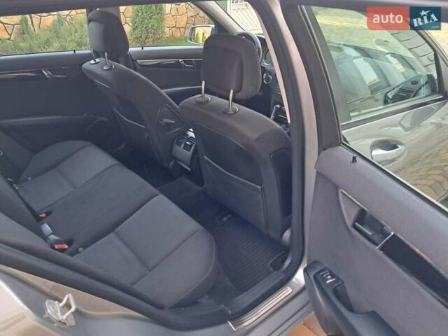 Серый Мерседес Ц-Класс, объемом двигателя 2.2 л и пробегом 357 тыс. км за 8250 $, фото 45 на Automoto.ua