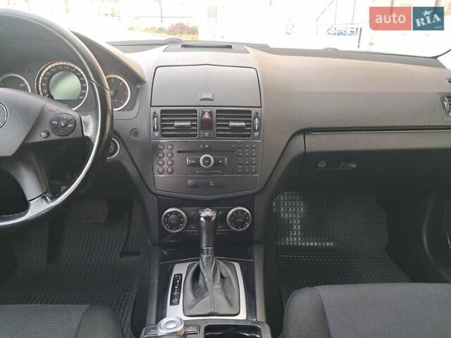 Серый Мерседес Ц-Класс, объемом двигателя 2.2 л и пробегом 357 тыс. км за 8250 $, фото 65 на Automoto.ua