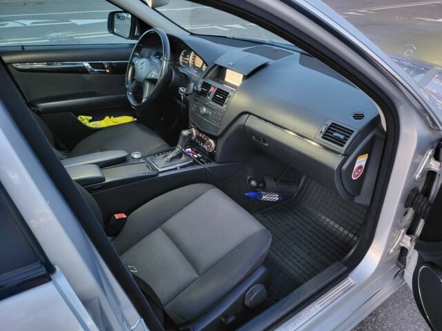 Серый Мерседес Ц-Класс, объемом двигателя 2.1 л и пробегом 410 тыс. км за 8200 $, фото 11 на Automoto.ua