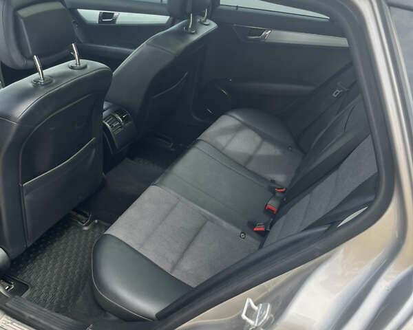 Серый Мерседес Ц-Класс, объемом двигателя 2.15 л и пробегом 311 тыс. км за 8500 $, фото 10 на Automoto.ua