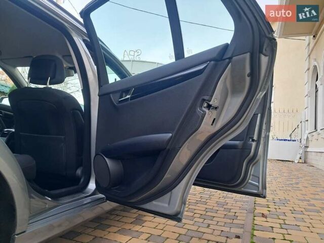 Серый Мерседес Ц-Класс, объемом двигателя 2.2 л и пробегом 357 тыс. км за 8250 $, фото 37 на Automoto.ua