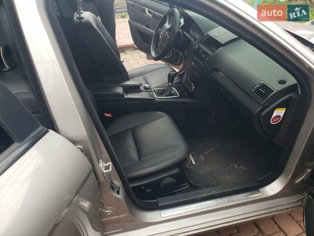 Сірий Мерседес Ц-Клас, об'ємом двигуна 2.15 л та пробігом 250 тис. км за 8500 $, фото 2 на Automoto.ua