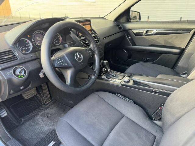 Серый Мерседес Ц-Класс, объемом двигателя 2.5 л и пробегом 315 тыс. км за 7000 $, фото 6 на Automoto.ua