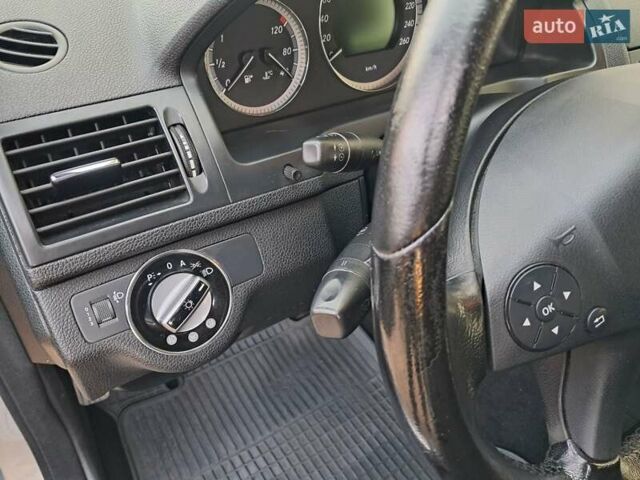 Серый Мерседес Ц-Класс, объемом двигателя 2.2 л и пробегом 357 тыс. км за 8250 $, фото 62 на Automoto.ua
