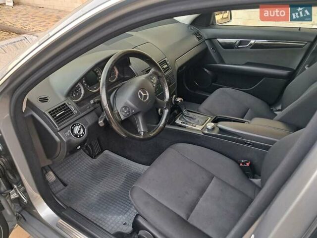 Серый Мерседес Ц-Класс, объемом двигателя 2.2 л и пробегом 357 тыс. км за 8250 $, фото 57 на Automoto.ua