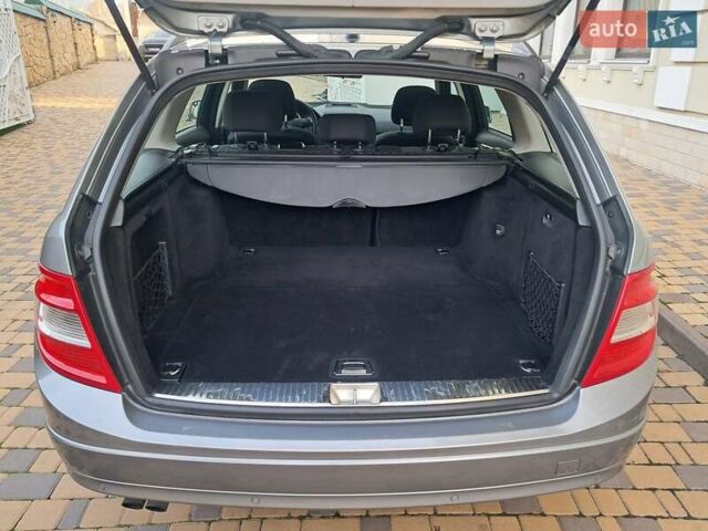 Серый Мерседес Ц-Класс, объемом двигателя 2.2 л и пробегом 357 тыс. км за 8250 $, фото 43 на Automoto.ua