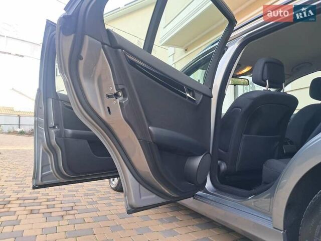 Серый Мерседес Ц-Класс, объемом двигателя 2.2 л и пробегом 357 тыс. км за 8250 $, фото 31 на Automoto.ua