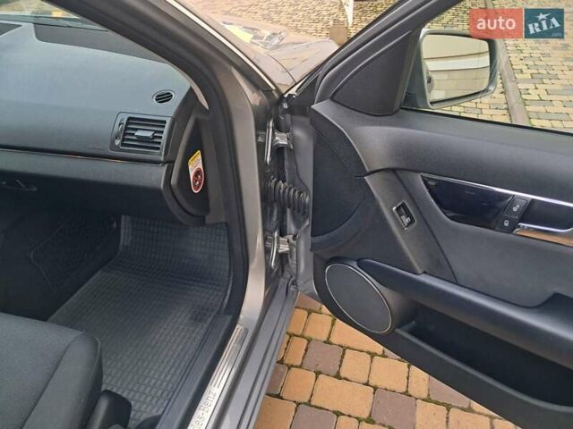 Серый Мерседес Ц-Класс, объемом двигателя 2.2 л и пробегом 357 тыс. км за 8250 $, фото 50 на Automoto.ua