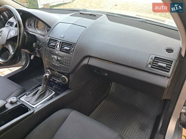 Серый Мерседес Ц-Класс, объемом двигателя 2.2 л и пробегом 357 тыс. км за 8250 $, фото 51 на Automoto.ua